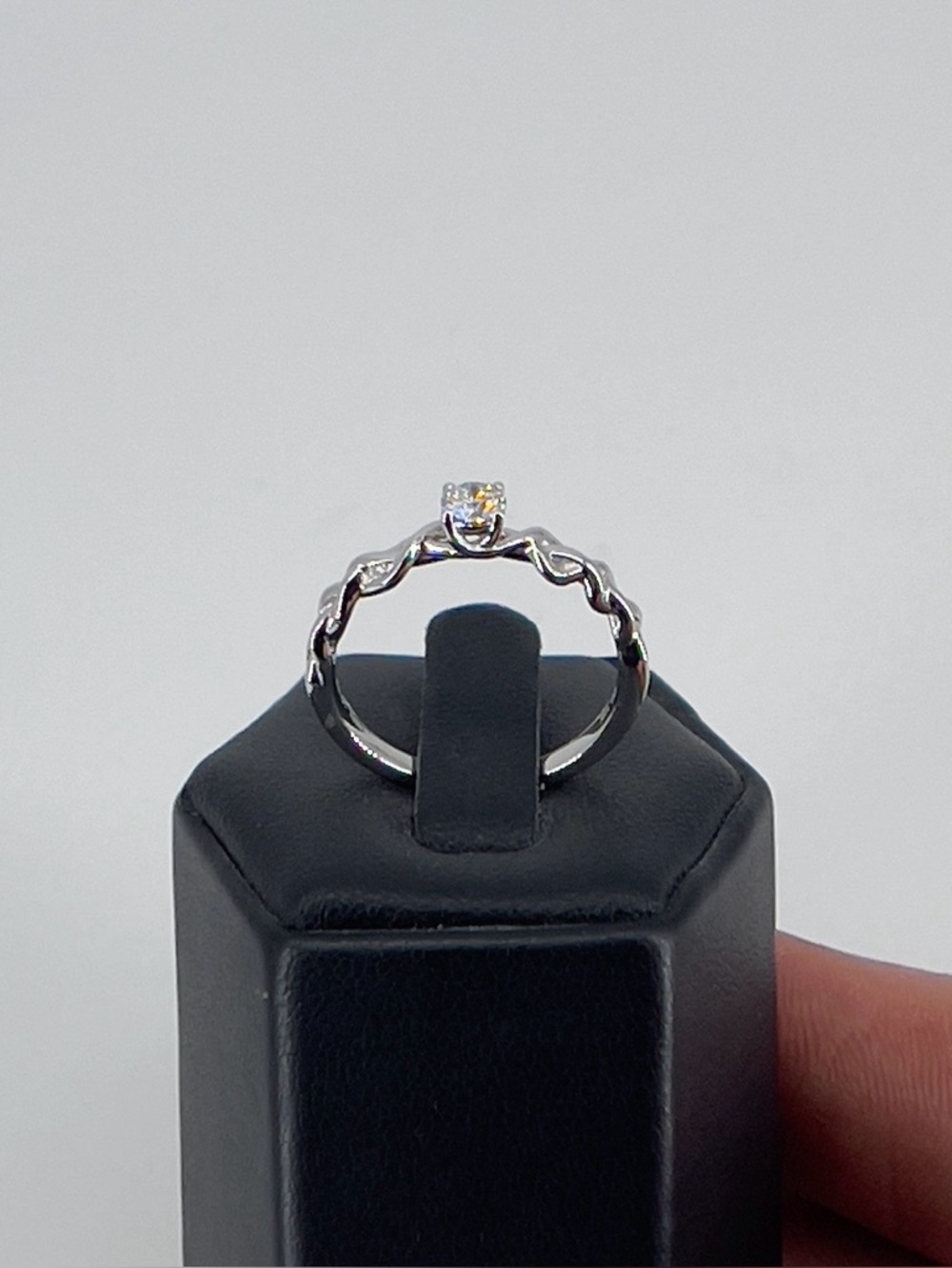 10K White Gold Lab Grown Diamond Ring 0.20 CT Round Size 7 Twisted Band - Picture 6 of 10